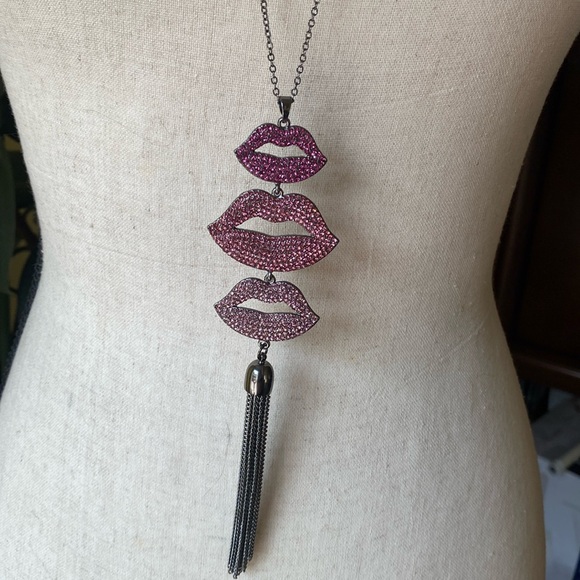 Fun, flirty, sparkly tower of lips, long necklace - Picture 3 of 7
